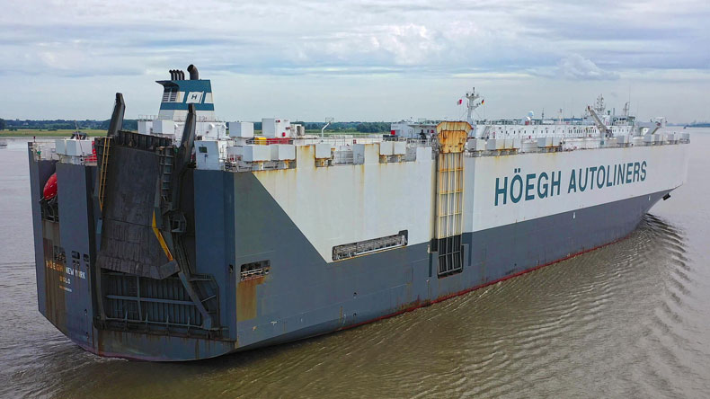 Vehicle carrier Höegh New York at Hamburg.