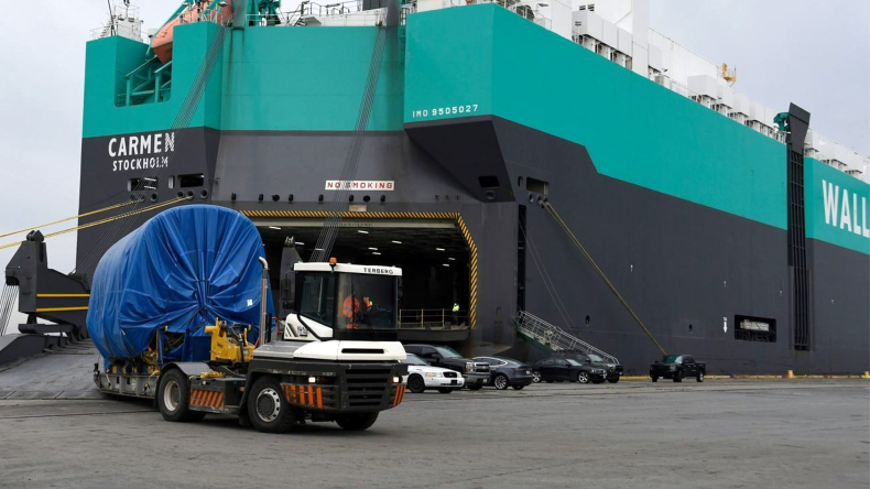 Wallenius Wilhelmsen vehicle carrier Carmen discharging high and heavy cargo