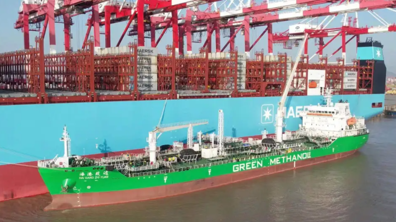 Maersk ship-to-ship green methanol bunkering in Shanghai