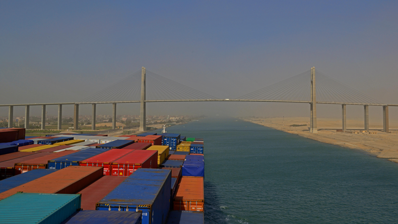 Containership in the Suez Canal.  Joachim Affeldt / Alamy Stock Photo