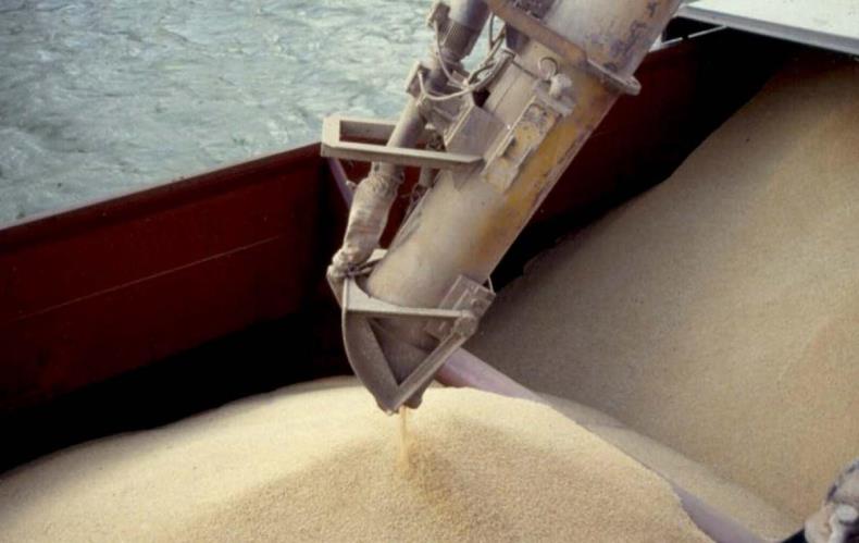 Grain barge loading 