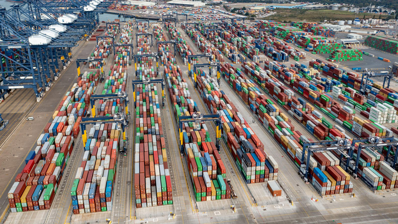 Congested containers terminal