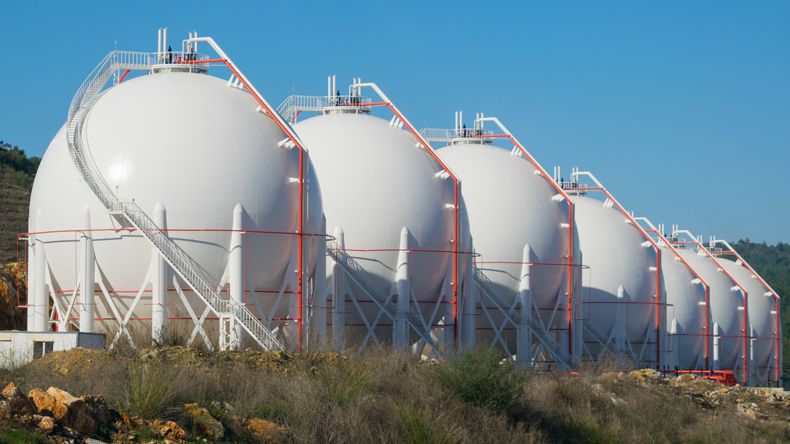 Liquefied gas storage tanks