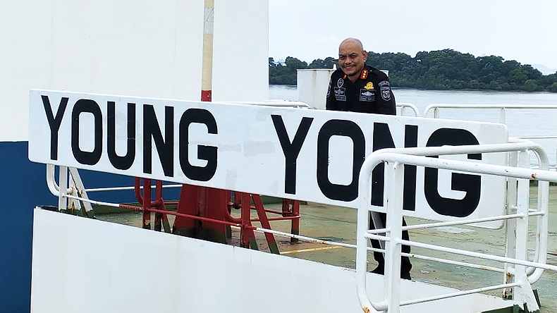 Head of Port Authority of Tanjung Balai Karimun Jon Kenedi on Young Yong ship