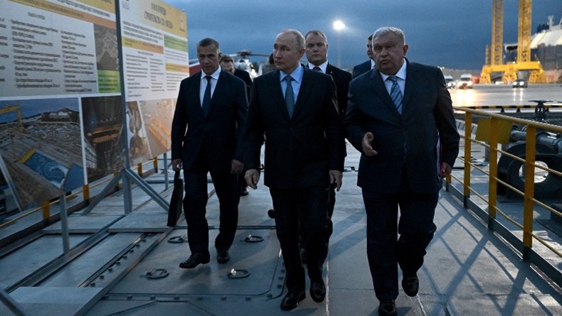 Putin visits the Zvezda shipbuilding complex